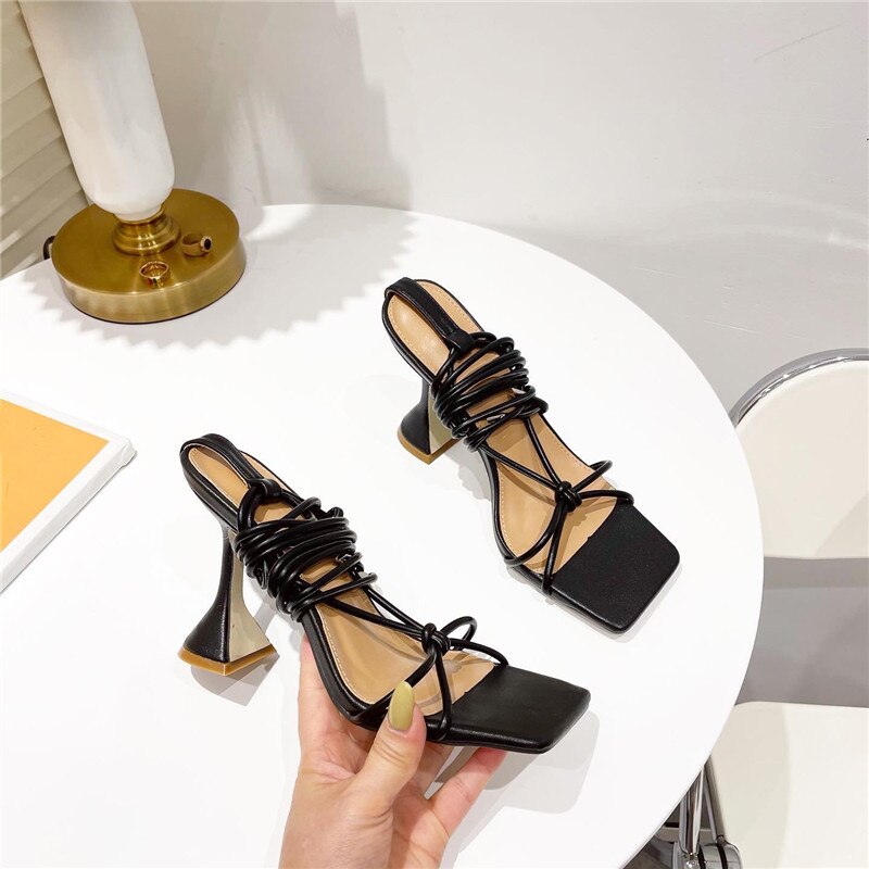 QEMD New Design Ankle Strap Sandals Women Square heel Party Lace-Up Summer Strange Style Sandal Shoes size 35-42Nouveau Design cheville sangle sandales femmes talon carré fête à lacets été étrange Style sandale chaussures tai