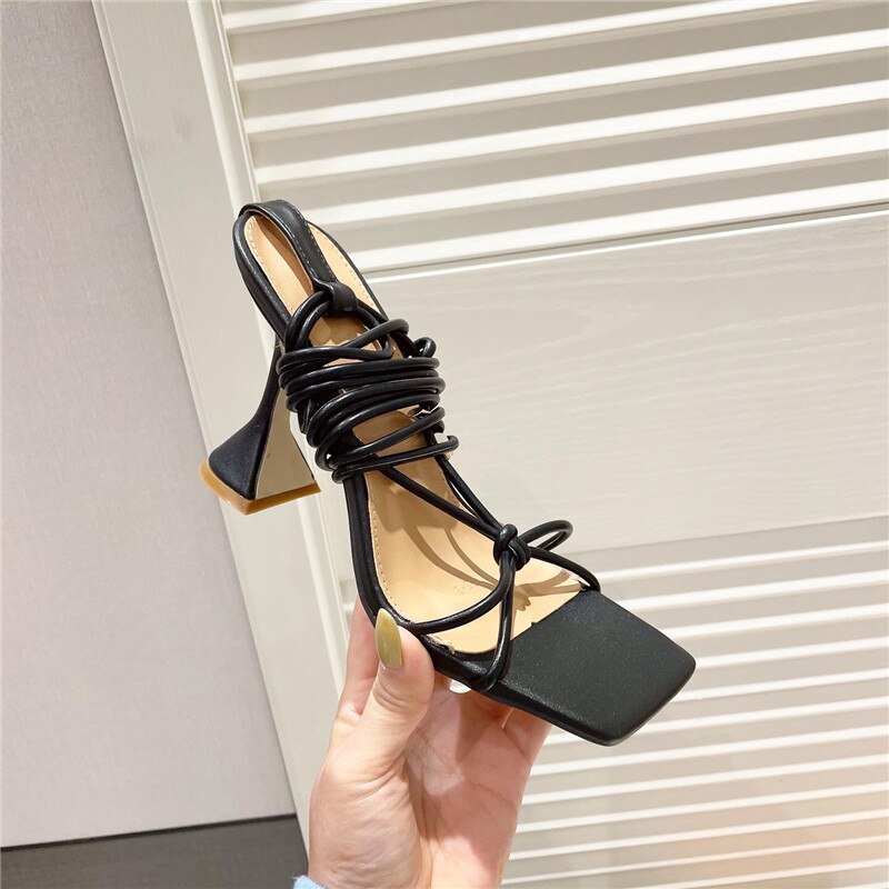 QEMD New Design Ankle Strap Sandals Women Square heel Party Lace-Up Summer Strange Style Sandal Shoes size 35-42Nouveau Design cheville sangle sandales femmes talon carré fête à lacets été étrange Style sandale chaussures tai